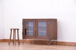 レトロ家具　昭和レトロ　古い桐材の鉄脚付観音開きガラスローボード(収納棚)　