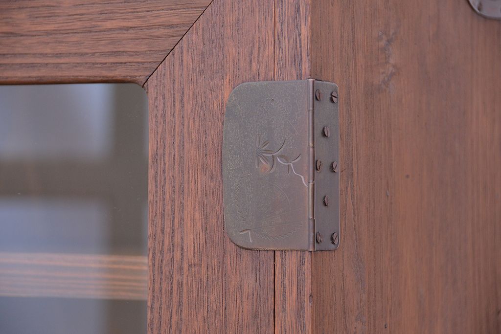 レトロ家具　昭和レトロ　古い桐材の鉄脚付観音開きガラスローボード(収納棚)