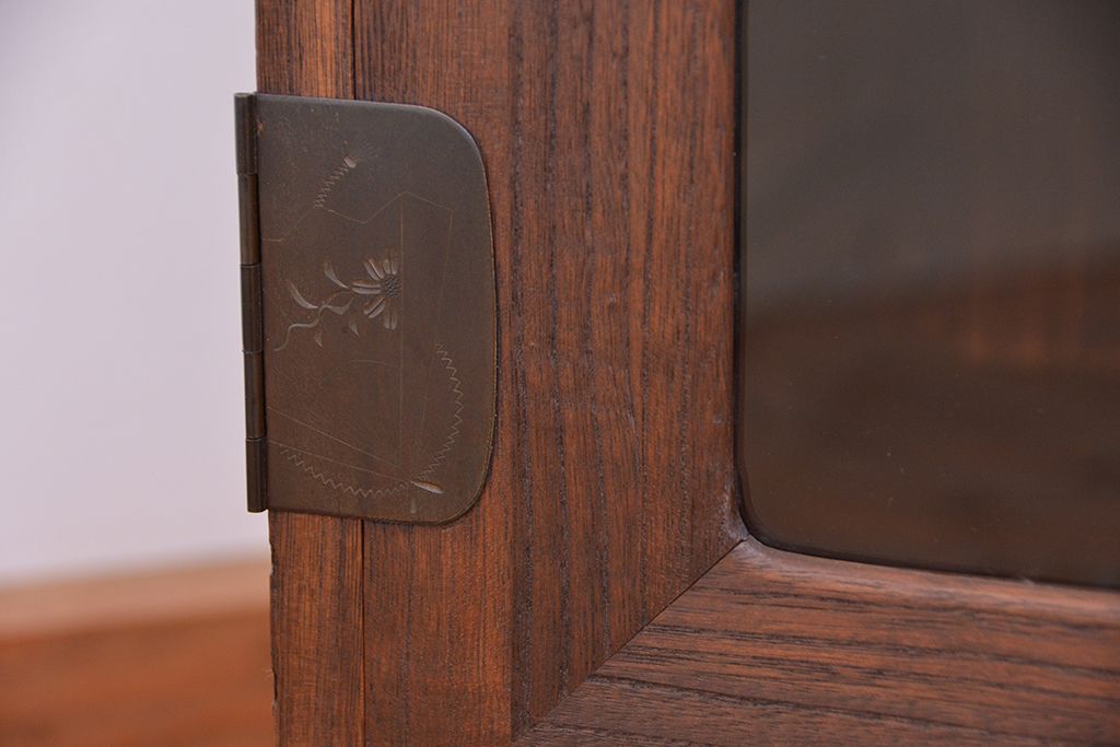 レトロ家具　昭和レトロ　古い桐材の鉄脚付観音開きガラスローボード(収納棚)