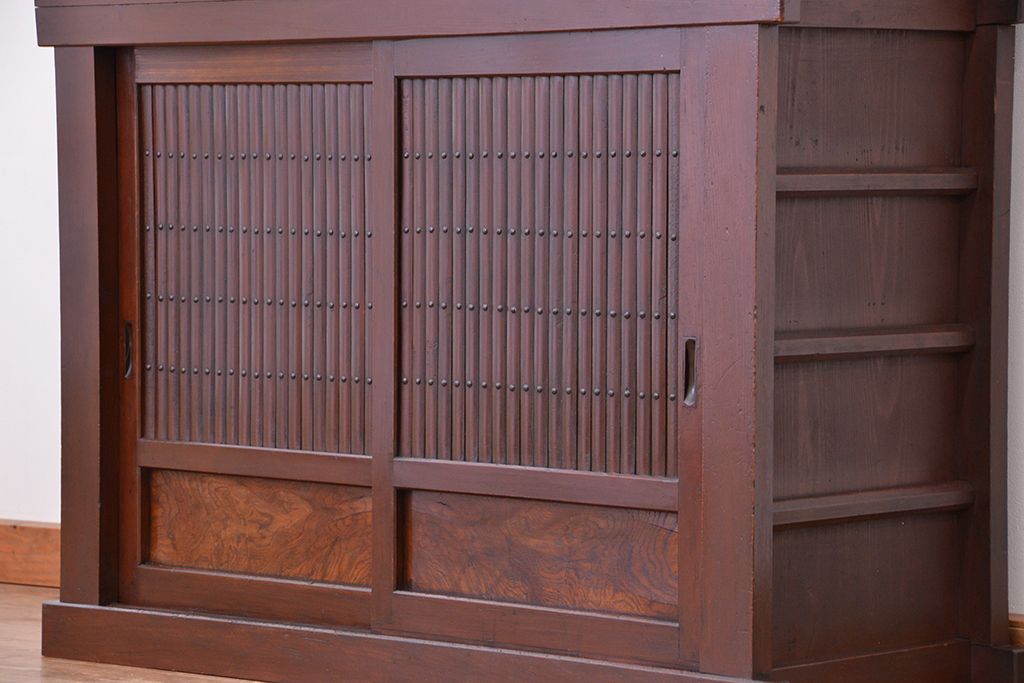 アンティーク家具　古民具・骨董　ダイヤガラス入りのモダンな四尺水屋箪笥(食器棚、収納棚)