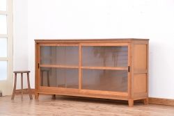アンティーク家具　1970年代　古い学校の脚付きモールガラス収納棚(食器棚、本棚)