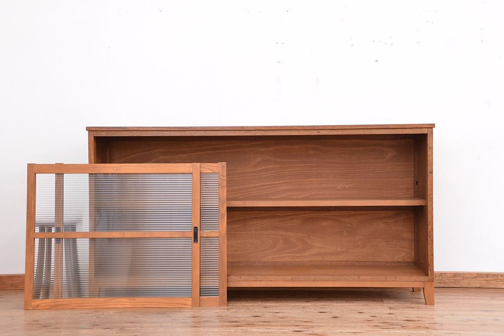 アンティーク家具　1970年代　古い学校の脚付きモールガラス収納棚(食器棚、本棚)