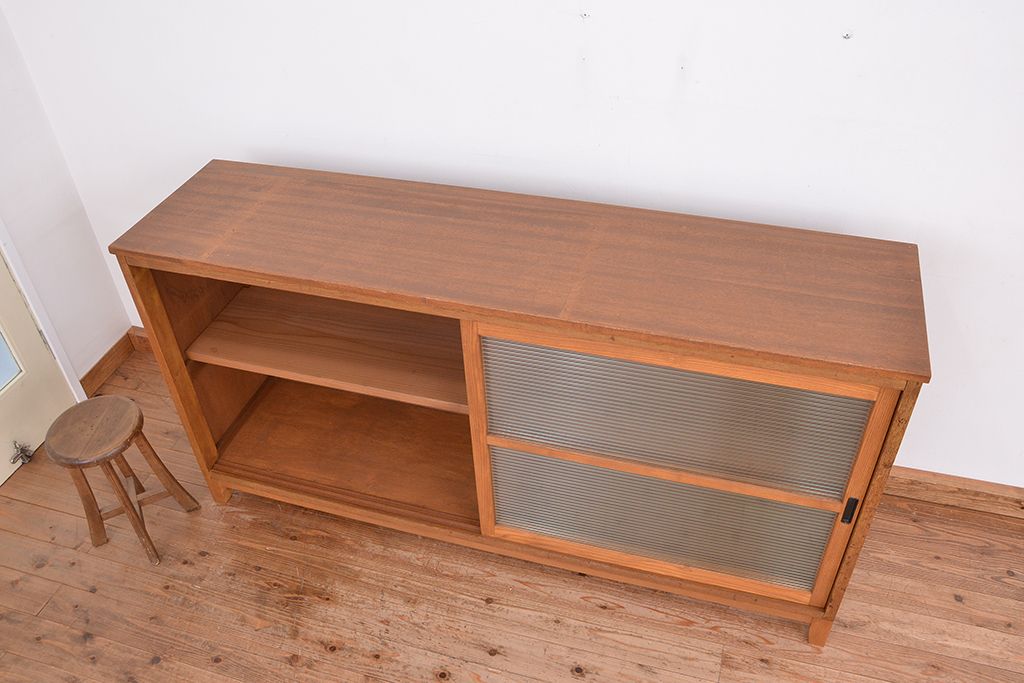 アンティーク家具　1970年代　古い学校の脚付きモールガラス収納棚(食器棚、本棚)