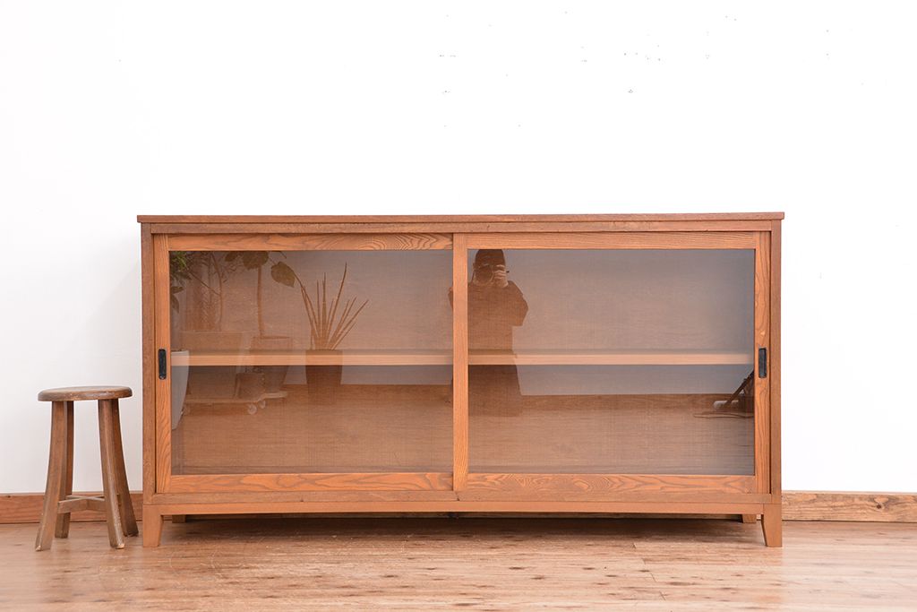 アンティーク家具　1970年代　古い学校の脚付きガラス収納棚(食器棚、本棚、飾り棚)
