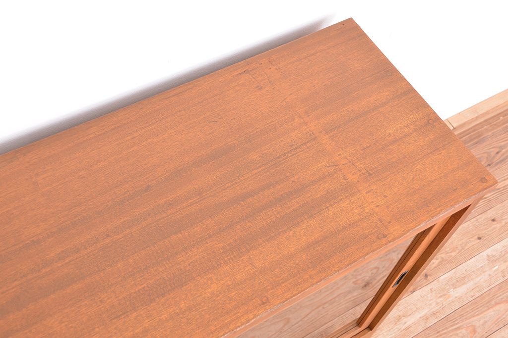 アンティーク家具　1970年代　古い学校の脚付きガラス収納棚(食器棚、本棚、飾り棚)