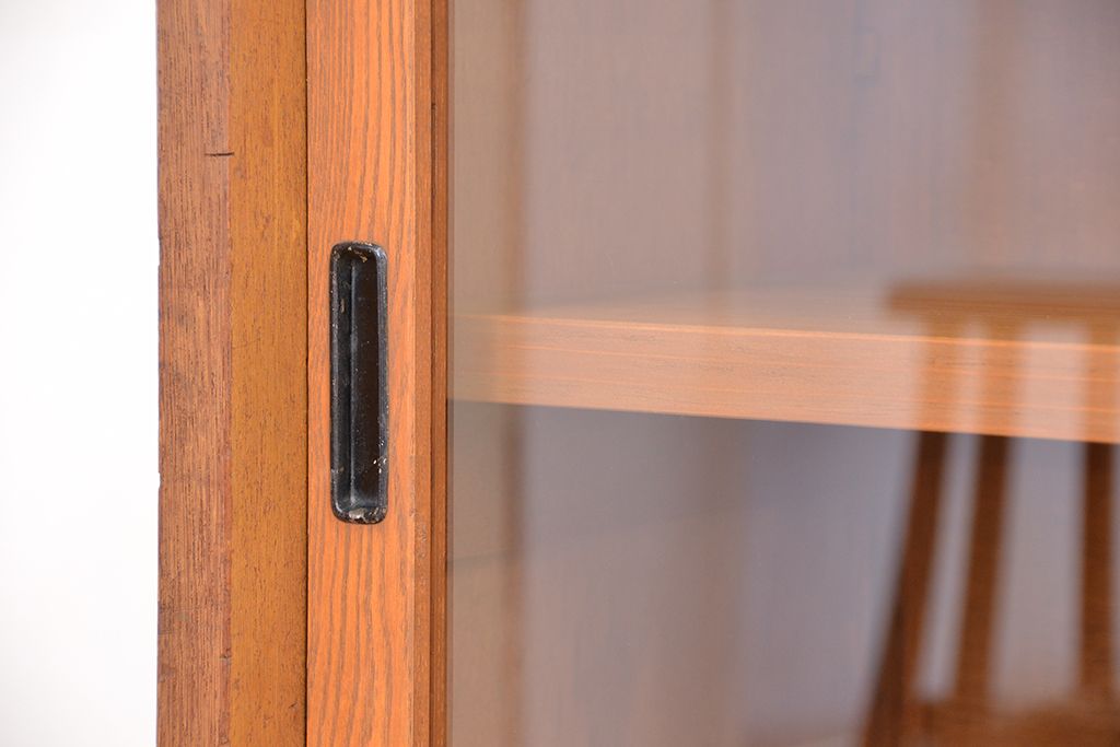 アンティーク家具　1970年代　古い学校の脚付きガラス収納棚(食器棚、本棚、飾り棚)