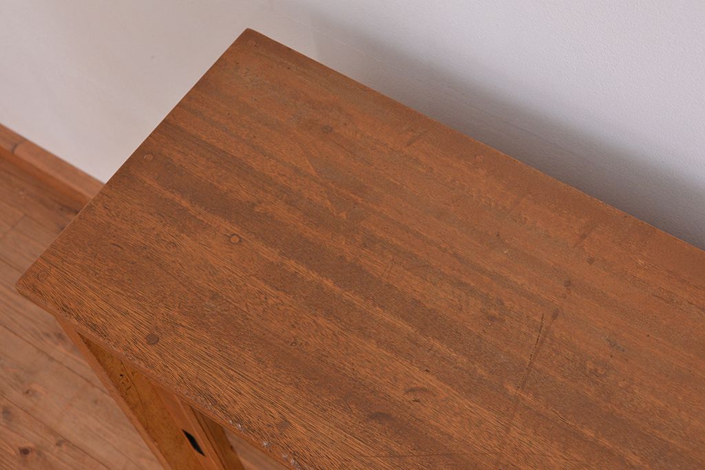 アンティーク家具　1970年代　古い学校の脚付き薄型ガラス収納棚(食器棚、本棚、飾り棚)