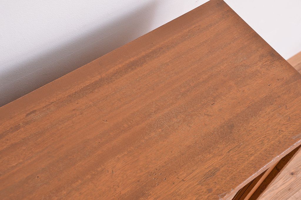 アンティーク家具　1970年代　古い学校の脚付き薄型ガラス収納棚(食器棚、本棚、飾り棚)