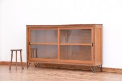 アンティーク家具　1970年代　古い学校の鉄脚薄型モールガラス収納棚(食器棚・本棚)