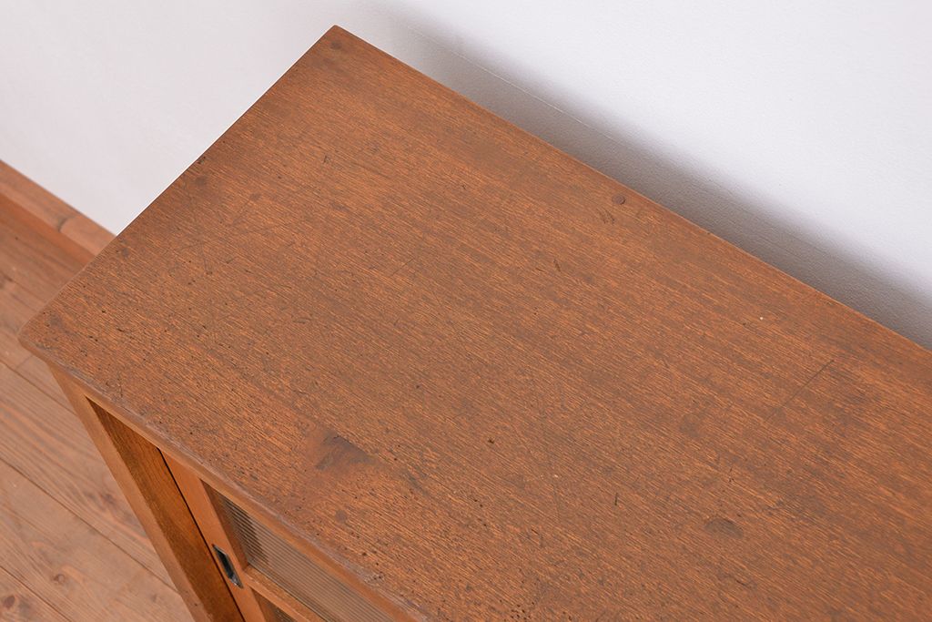 アンティーク家具　1970年代　古い学校の鉄脚薄型モールガラス収納棚(食器棚・本棚)