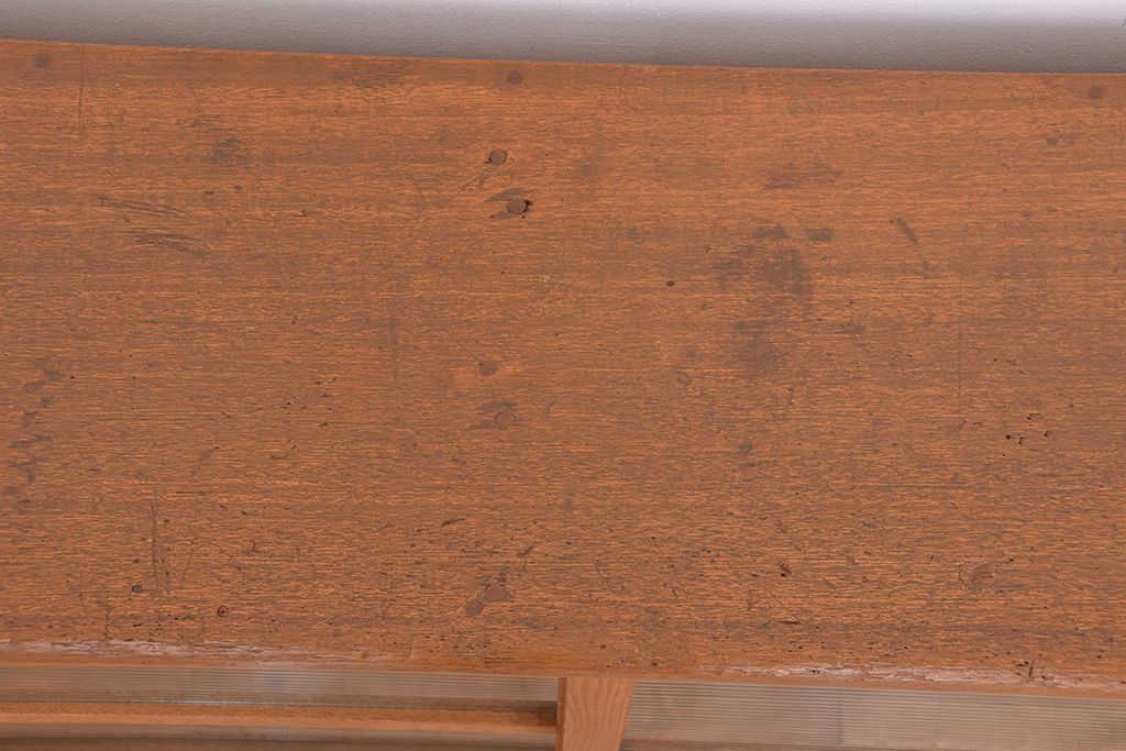 アンティーク家具　1970年代　古い学校の鉄脚薄型モールガラス収納棚(食器棚・本棚)