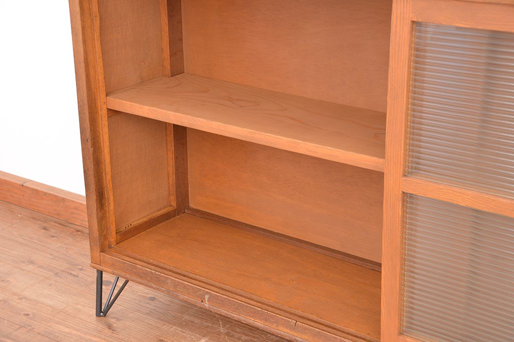 アンティーク家具　1970年代　古い学校の鉄脚薄型モールガラス収納棚(食器棚・本棚)