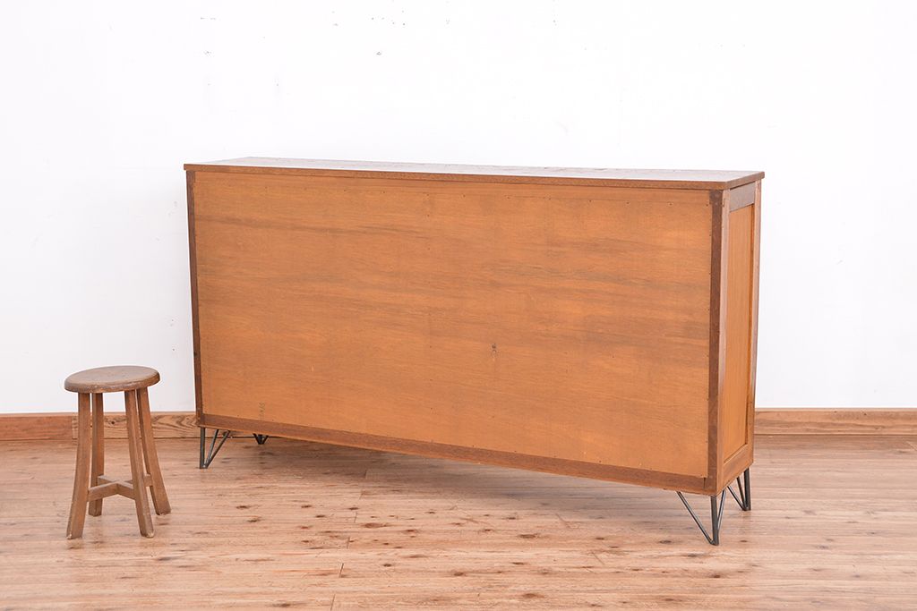 アンティーク家具　1970年代　古い学校の鉄脚薄型モールガラス収納棚(食器棚・本棚)