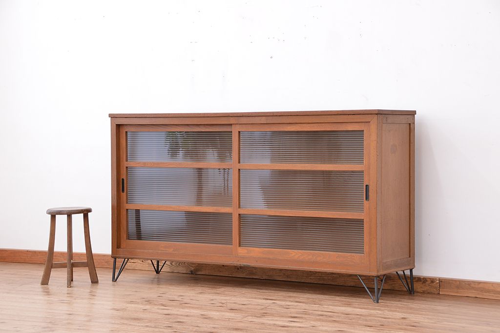 アンティーク家具　1970年代　古い学校の鉄脚モールガラス収納棚?(食器棚・本棚)
