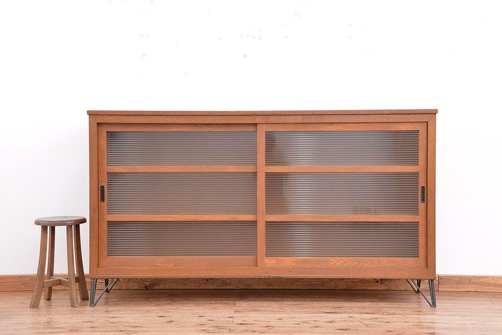 アンティーク家具　1970年代　古い学校の鉄脚モールガラス収納棚?(食器棚・本棚)