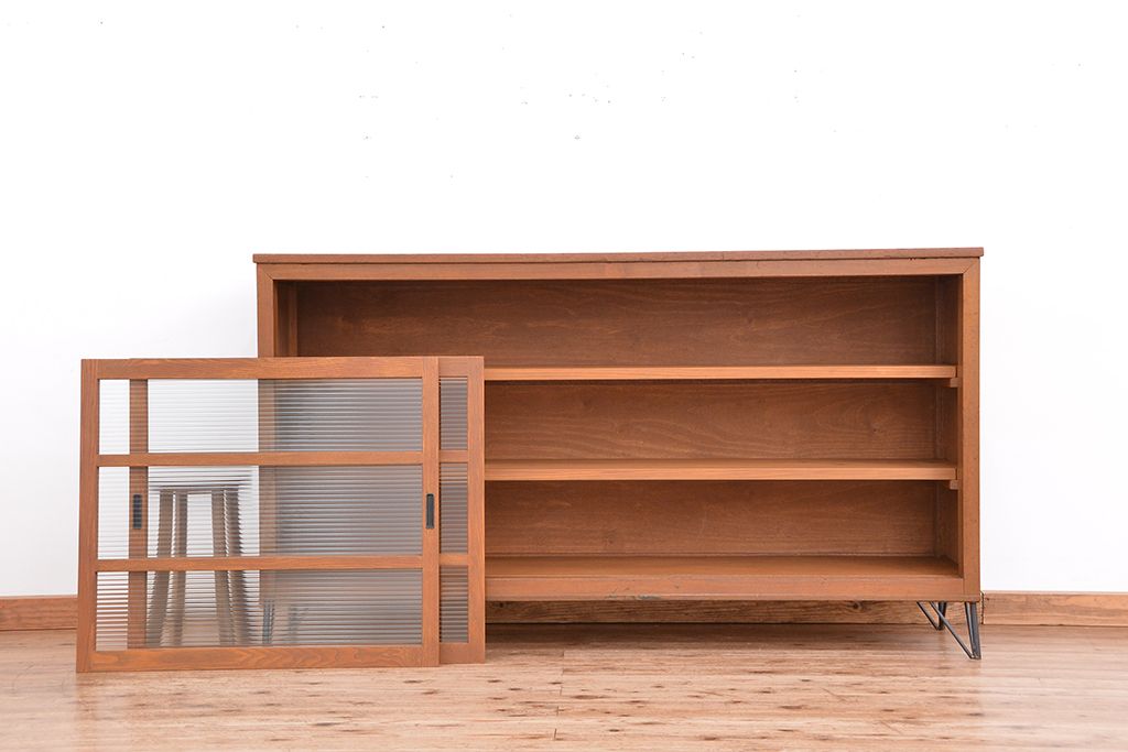 アンティーク家具　1970年代　古い学校の鉄脚モールガラス収納棚?(食器棚・本棚)