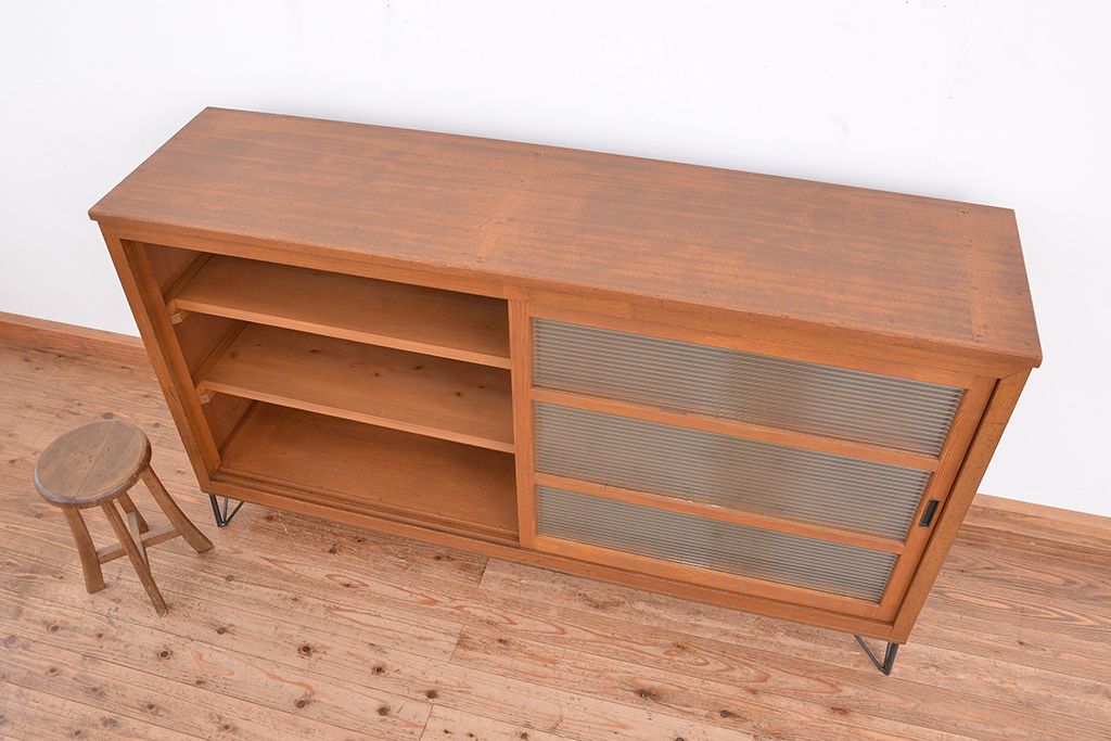 アンティーク家具　1970年代　古い学校の鉄脚モールガラス収納棚?(食器棚・本棚)
