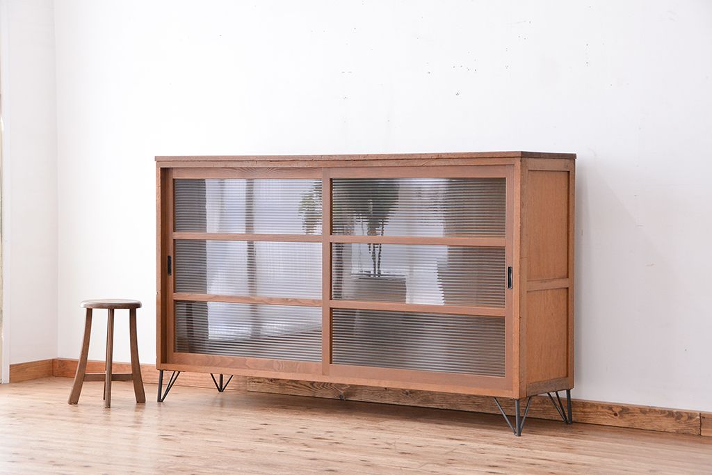 アンティーク家具　1970年代　古い学校の鉄脚モールガラス収納棚?(食器棚・本棚)
