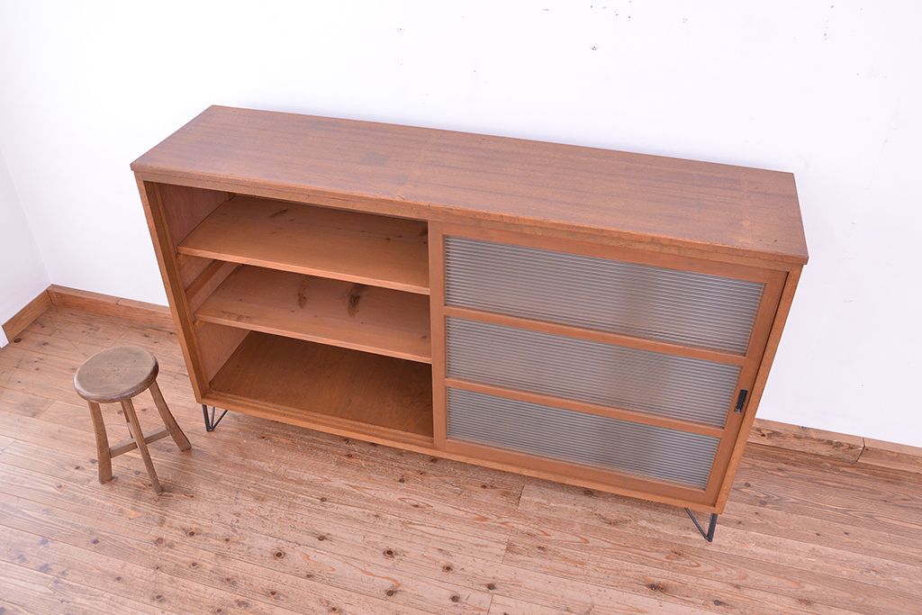 アンティーク家具　1970年代　古い学校の鉄脚モールガラス収納棚?(食器棚・本棚)