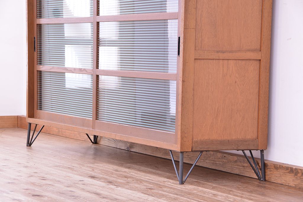 アンティーク家具　1970年代　古い学校の鉄脚モールガラス収納棚?(食器棚・本棚)