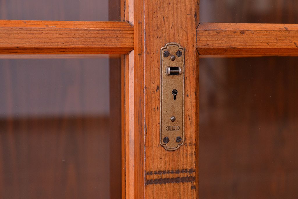 アンティーク家具　アンティーク　大きな引出し付ガラス収納棚(食器棚)