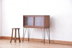 アンティーク家具　アンティーク　モールガラス引き戸の鉄脚付戸棚?(ガラス収納棚)