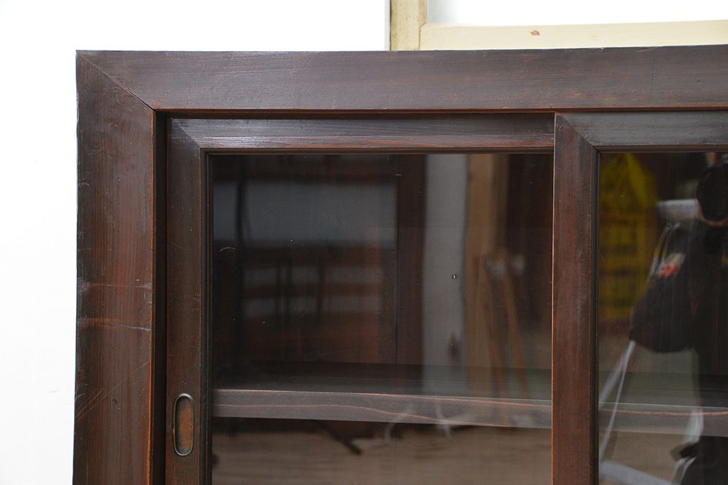 アンティーク家具　アンティーク 四枚引き戸の引き出し付き関西収納棚(ガラスケース、水屋箪笥、食器棚、収納棚)