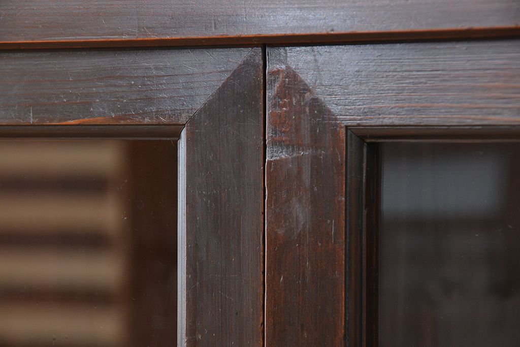 アンティーク家具　アンティーク 四枚引き戸の引き出し付き関西収納棚(ガラスケース、水屋箪笥、食器棚、収納棚)