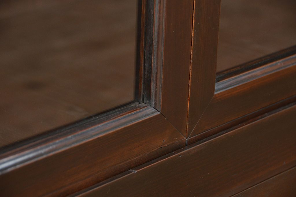 アンティーク家具　アンティーク 四枚引き戸の引き出し付き関西収納棚(ガラスケース、水屋箪笥、食器棚、収納棚)