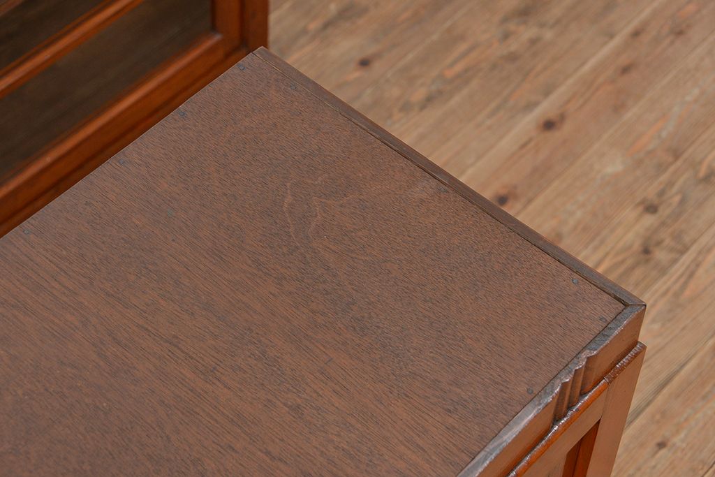 レトロ家具　昭和レトロ シンプルな二段重ね大型収納棚(ガラスケース/食器棚)