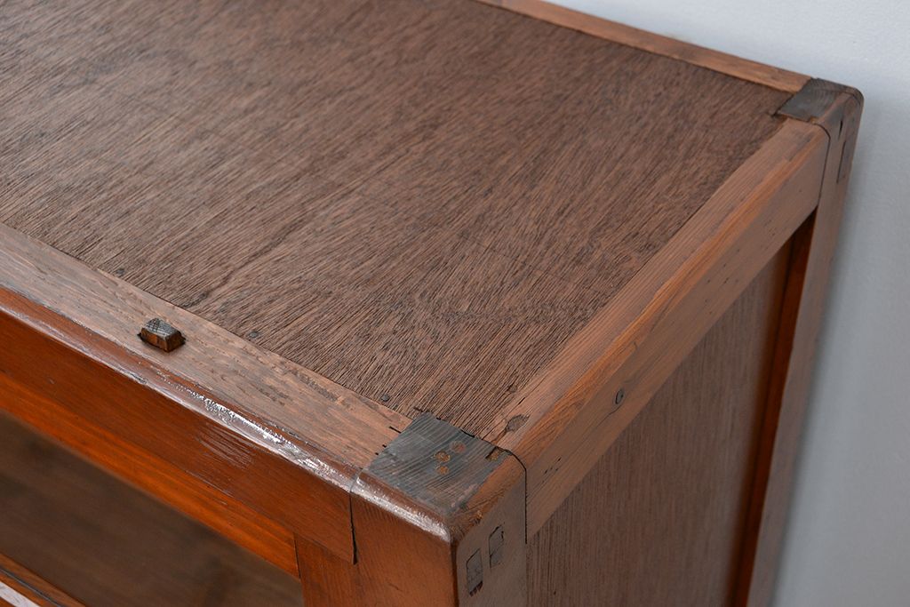 レトロ家具　昭和レトロ シンプルな二段重ね大型収納棚(ガラスケース/食器棚)