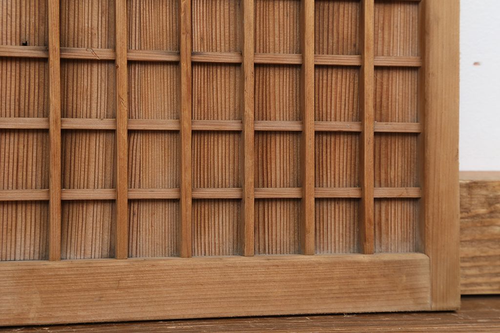 古民具・骨董　古い木味の小振りな格子板戸(建具/引き戸)