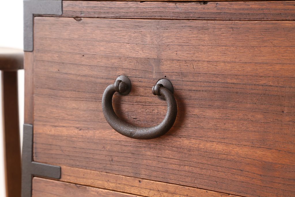 アンティーク家具　☆古民具・骨董　シンプルな丸金具の重ね時代箪笥(チェスト)