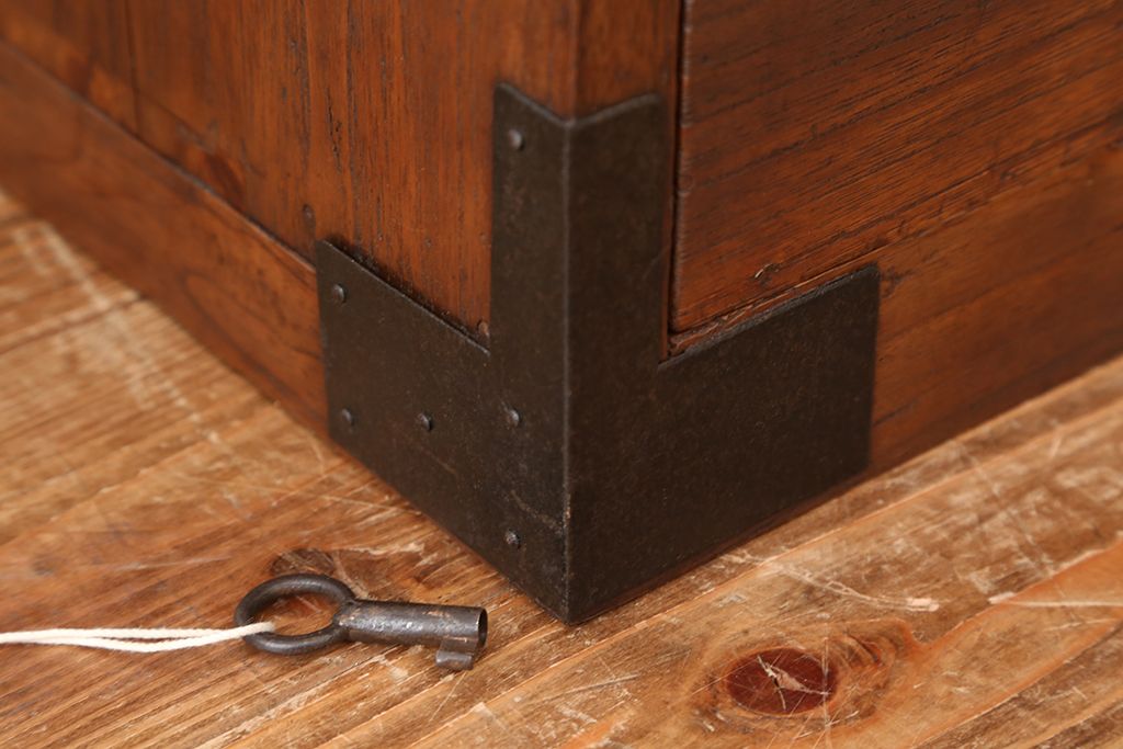 アンティーク家具　☆古民具・骨董　シンプルな丸金具の重ね時代箪笥(チェスト)