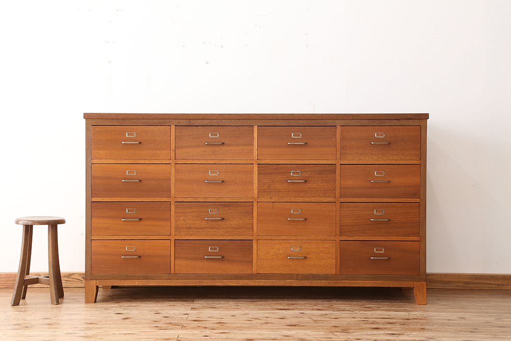 アンティーク家具　1960年〜70年代　ネームプレート付き大型チェスト(1)(引き出し/ドロワー/サイドボード)