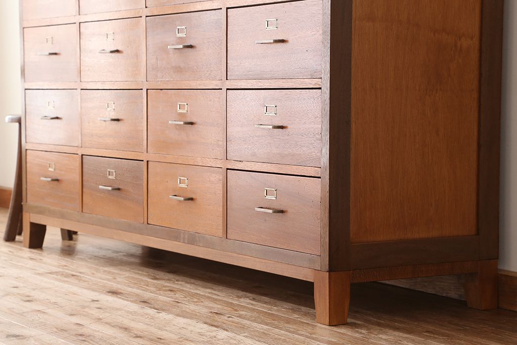 アンティーク家具　1960年〜70年代　ネームプレート付き大型チェスト(1)(引き出し/ドロワー/サイドボード)