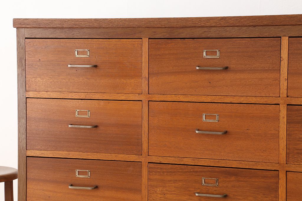 アンティーク家具　1960年〜70年代　ネームプレート付き大型チェスト(1)(引き出し/ドロワー/サイドボード)