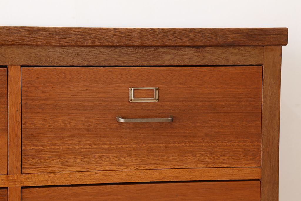 アンティーク家具　1960年〜70年代　ネームプレート付き大型チェスト(1)(引き出し/ドロワー/サイドボード)