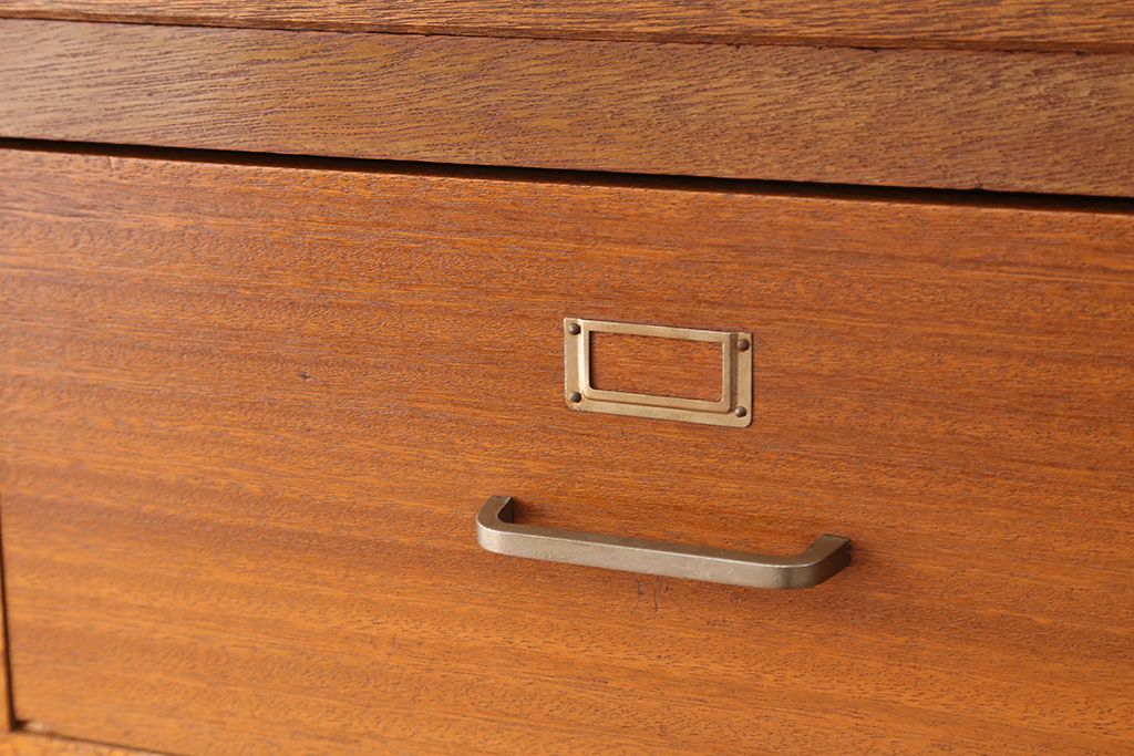 アンティーク家具　1960年〜70年代　ネームプレート付き大型チェスト(1)(引き出し/ドロワー/サイドボード)