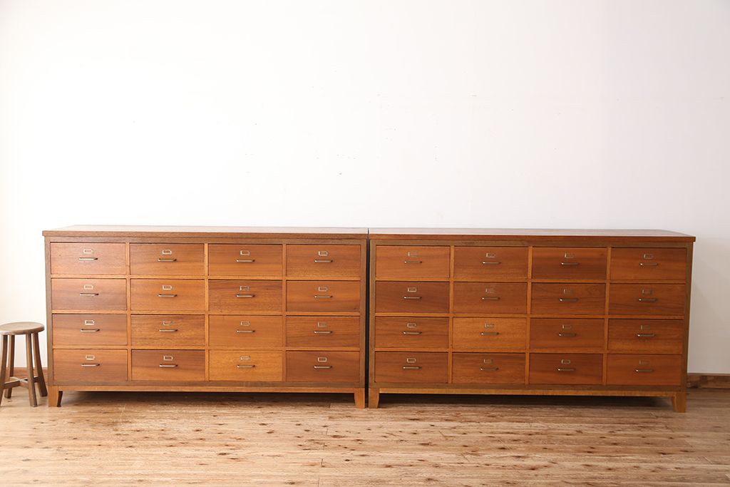 アンティーク家具　1960年〜70年代　ネームプレート付き大型チェスト(1)(引き出し/ドロワー/サイドボード)