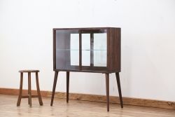 アンティーク家具　 アンティーク　古いタバコ屋の脚付き両面ガラス収納棚(ガラスケース・飾り棚)