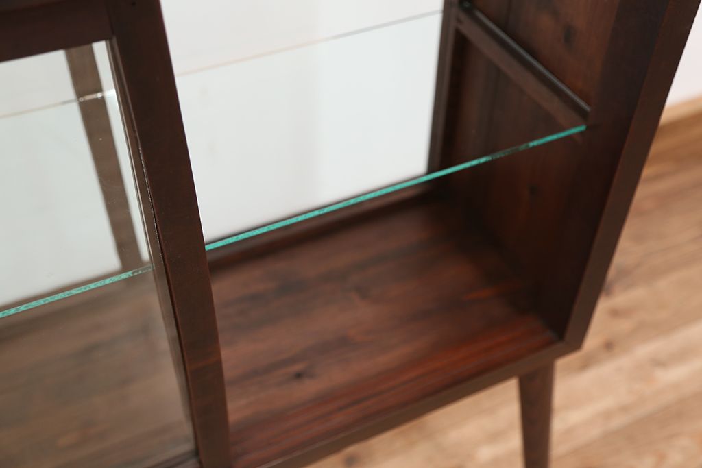 アンティーク家具　 アンティーク　古いタバコ屋の脚付き両面ガラス収納棚(ガラスケース・飾り棚)
