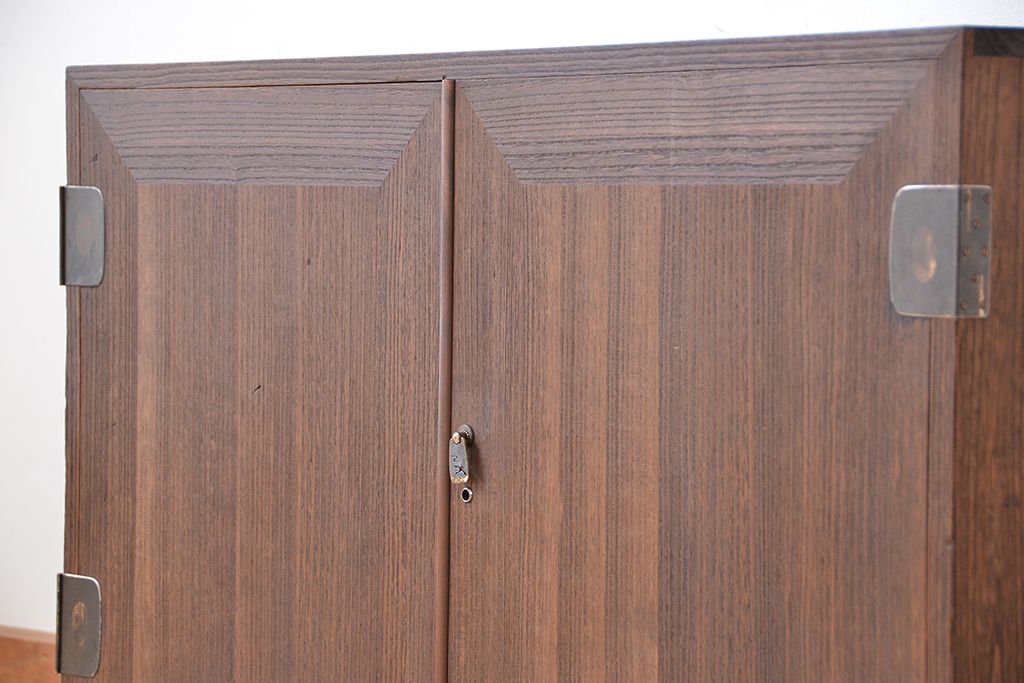 レトロ家具　昭和レトロ　古い木の脚付き観音開き収納棚(ローボード)