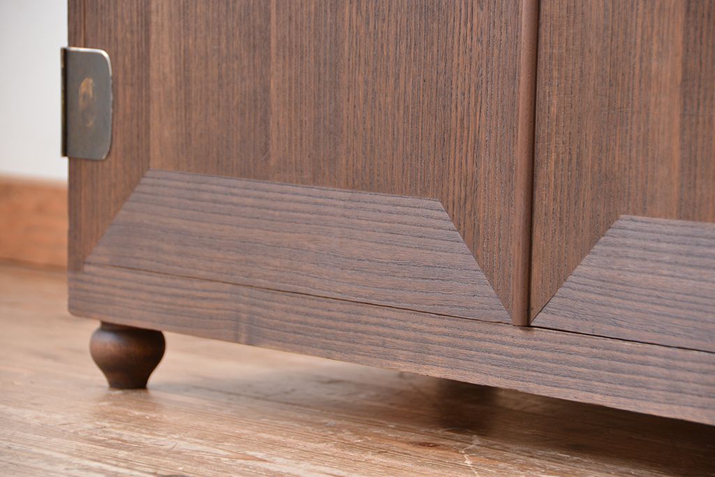 レトロ家具　昭和レトロ　古い木の脚付き観音開き収納棚(ローボード)