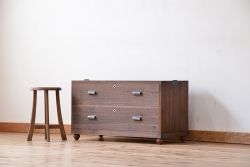 アンティーク家具　アンティーク　古い木のシンプルな脚付きローチェスト(1)(ローボード)