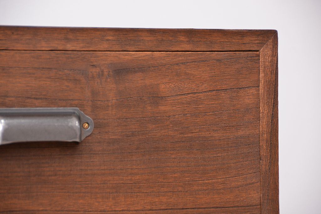アンティーク家具　アンティーク　古い木のシンプルな脚付きローチェスト?(ローボード)