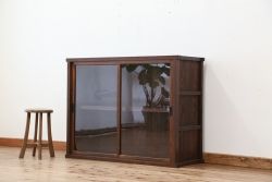 アンティーク家具　★アンティーク　シンプルなガラス引き戸収納棚(食器棚、飾り棚)