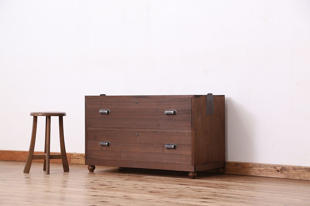 レトロ家具　昭和レトロ　古い木のシンプルな脚付きローチェスト(ローボード)