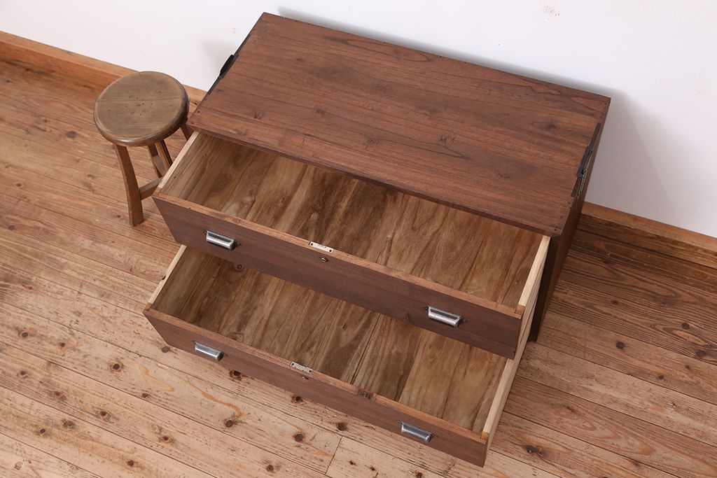 レトロ家具　昭和レトロ　古い木のシンプルな脚付きローチェスト(ローボード)