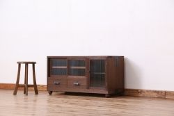 アンティーク家具　アンティーク　古い木のモールガラス扉のローボード(ローチェスト、収納棚)